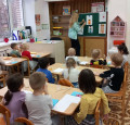 В средней группе занятие по аппликации "Большой дом".