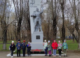 Возложение цветов к обелиску