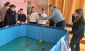 мастер-класс по запуску моделей кораблей в бассейне для учащихся школы №19 