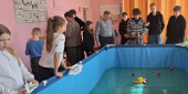 мастер-класс по запуску моделей кораблей в бассейне для учащихся школы №19 