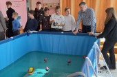 мастер-класс по запуску моделей кораблей в бассейне для учащихся школы №19 