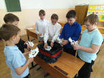 мастер-класс по запуску моделей кораблей в бассейне для учащихся школы №17 