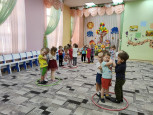 Музыкальная игра "Займи свой домик"