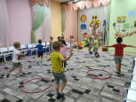 Музыкальная игра "Займи свой домик"