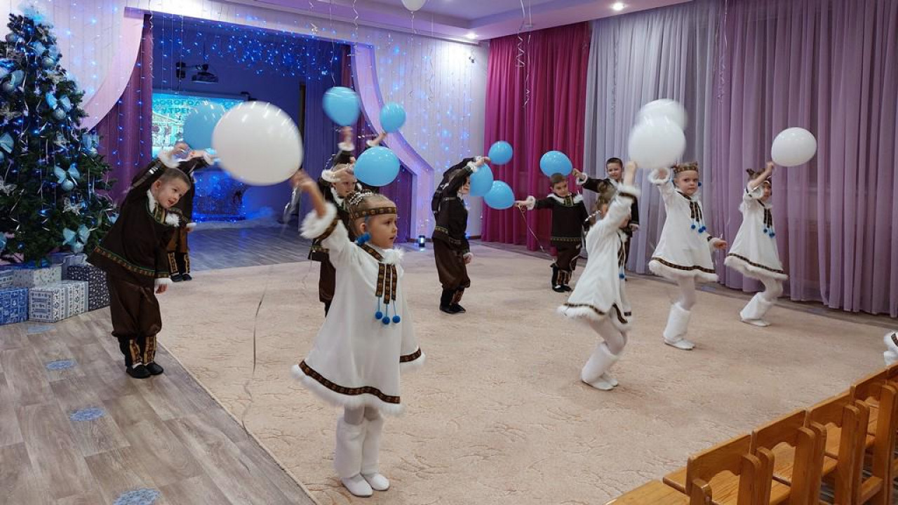 Новогодний утренник "Волшебные краски"