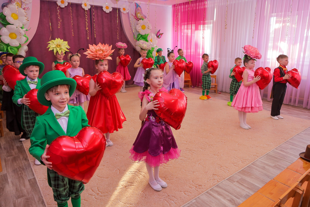 Весенний утренник "Сказочный подарок"