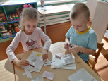 Аппликация "Ромашка из бросового материала"