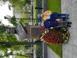 Возложение цветов к могилам героев Гражданской войны после Октябрьской революции в парке "Орленок"