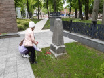 Возложение цветов к могилам героев Гражданской войны после Октябрьской революции в парке "Орленок" 2023