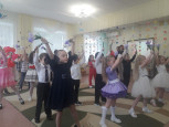 Утренник, посвященный Международному Женскому дню 8 Марта (старшая группа - 1, воспитатели Кузнецова Т.А., Куркула Е.Ю.)