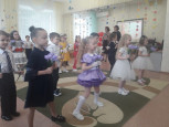 Утренник, посвященный Международному Женскому дню 8 Марта (старшая группа - 1, воспитатели Кузнецова Т.А., Куркула Е.Ю.)