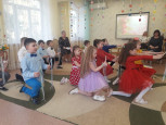 Утренник, посвященный Международному Женскому дню 8 Марта (подготовительная группа - 1, воспитатели Уразова Г.В., Петрова В.В.)