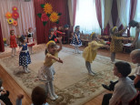 Утренник, посвященный Международному Женскому дню 8 Марта (средняя группа - 3, воспитатели Скитер И.И., Суринова Е.А.)