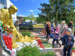 Возложение цветов к памятнику погибших заводчан АО "Вагонреммаш" в годы ВОВ 