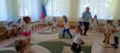 Летний праздник "Белые кораблики" 1, 2 мл.гр воспитатель Сычева Ю.С.