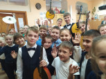 Три струны, а звук какой! С переливами, живой!