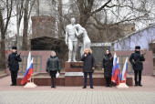 Возложение венков к мемориалу