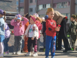 Возложение цветов к обелиску