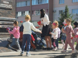 Возложение цветов к обелиску