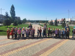 Возложение цветов к обелиску