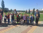 Возложение цветов к обелиску