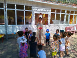 Пришёл спас, детям яблочко припас