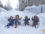 Мы зимой не скучаем - дружно, весело играем!