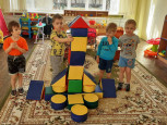 Малышей познакомили с днем космонавтики 