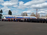 На знамя Победы равняем шаг
