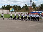 На знамя Победы равняем шаг