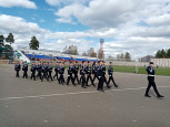 На знамя Победы равняем шаг