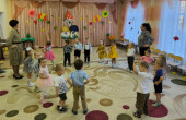 К ребятам младшей группы пришла в гости "Осень"
