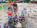 Наши юные садовники: 🌳🌳🌳🌸🌸🌸 выращиваем заботу и собираем первые успехи!!! 