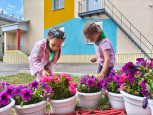 Маленькие руки вершат большие дела!  Сегодня наши ребята подарили заботу петуниям,🌺🌺🌺 которые украшают территорию нашего центра.