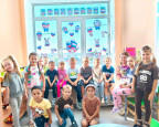 Наши юные патриоты из группы «Дельфинчики» оформили окно ко дню Флага
