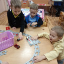 Детки в садике живут, Здесь играют и поют.