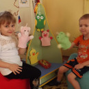 Детки в садике живут, Здесь играют и поют.