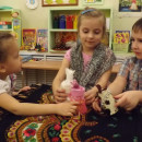 Детки в садике живут, Здесь играют и поют.