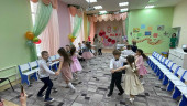 "8 марта - праздник мам, бабушек, сестричек"