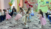 "8 марта - праздник мам, бабушек, сестричек"