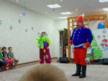 Фунтик в гости всех пригласил и ребят развеселил