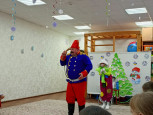 Фунтик в гости всех пригласил и ребят развеселил