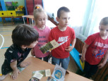 Сотрудник детской библиотеки провела квест-игру для ребят средней группы