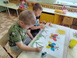 Ребята поддерживают летнее настроение своим творчеством