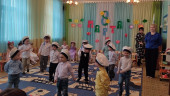 Воспитанники 2-ой младшей группы поздравили своих любимых мам и бабушек