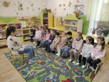 Уборка опавших листьев на территории детского  сада