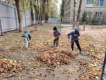 Уборка опавших листьев на территории детского  сада