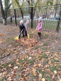 Уборка опавших листьев на территории детского  сада