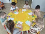 Занятие 4. Аппликация «Красивые флажки» 
